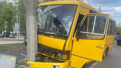У Львові маршрутка наїхала на електроопору