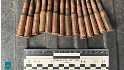 На Львівщині чоловік намагався підкупити поліцейського після виявлення патронів у його авто