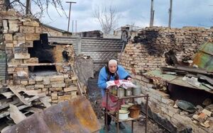 Не втрачає оптимізму: бабуся, яка напекла пасок у зруйнованій печі, пережила вже другу окупацію