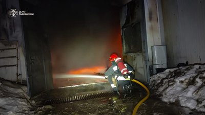 На Львівщині під час пожежі на СТО постраждав чоловік