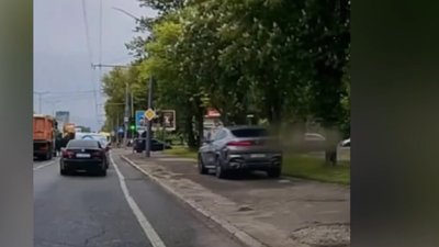У Львові водій BMW об’їхав автомобілі по тротуару, коли всі зупинилися під час хвилини мовчання (ВІДЕО)