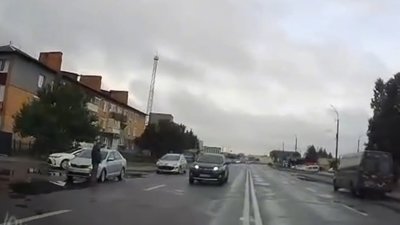 На Рівненщині патрульні покарали водійку, яка не пропустила авто супроводу під час місії «На щиті» (ВІДЕО)