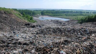 Посадовець на Львівщині забруднював землі побутовими відходами: йому повідомлено про підозру