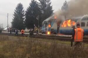 Полум’я охопило вагони: на Рівненщині загорівся потяг (ФОТО, ВІДЕО)