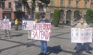 "Руки геть від Стуса!" Львів'яни протестували проти позову Медведчука, який домагається заборони книги про поета