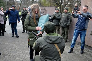 У Львові нацгвардієць освідчився дівчині (фото)