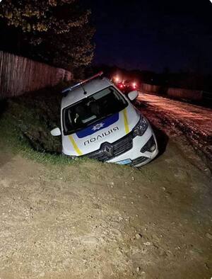 На Львівщині поліцейське авто з’їхало з дороги в кювет (ВІДЕО)