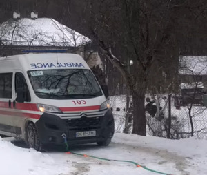 У Львові «швидка» з пацієнтом застрягла на обледенілому підйомі (ФОТО,ВІДЕО)