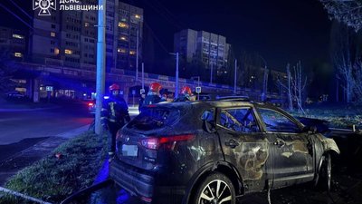 У Львові згорів автомобіль Nissan