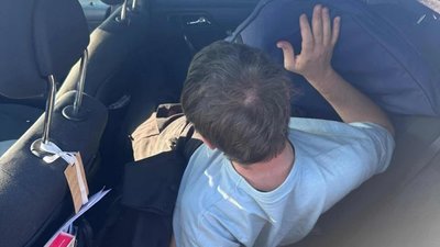 Заховав "пасажира" під рясами: на Закарпатті затримали монаха, який за $10 тис. намагався переправити чоловіка за кордон