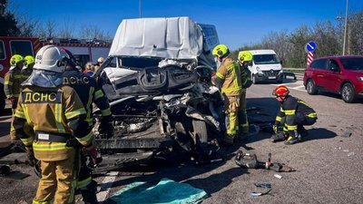 На трасі Київ - Одеса рятувальники деблокували двох чоловіків з розтрощеного авто