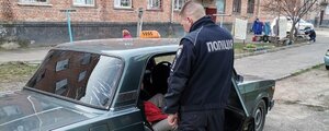 Зробив зауваження: у Житомирі двоє чоловіків напали з ножем на таксиста (відео, фото)