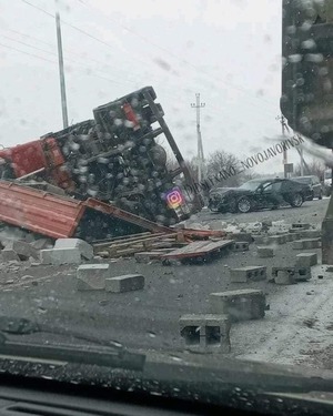 На Яворівщині вантажівка зіткнулась з легковиком та перекинулась (фото)