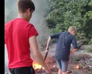 Не розгубились: у Львові школярі погасили залишений вогонь у парку (фото)