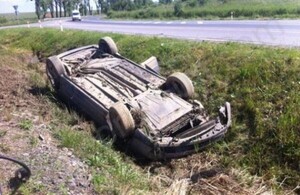 На Львівщині автівка злетіла з траси у кювет: є постраждалий