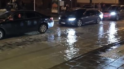 У Львові на перехресті вулиць Генерала Чупринки – С. Бандери пошкодили водогін