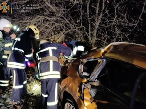 На Франківщині водій в’їхав у білборд