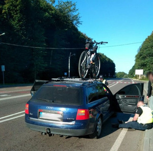 На Львівщині житомирянин протягнув поліцейського 30 метрів за автомобілем (фото)