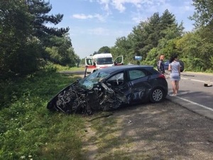 Жахлива ДТП на автодорозі Львів-Краківець за участі вантажівки та легковика (ФОТО)