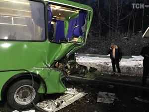 Масштабна ДТП під Києвом: вантажівка протаранила маршрутку (ФОТО)