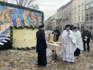 У Львові на площі Ринок освятили воду (фото)