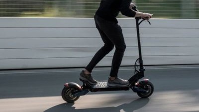 Поліцейські у Львові викрили чоловіків, які торгували неіснуючими електросамокатами