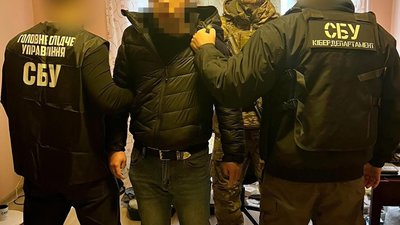 Працівник банку коригував обстріли Києва та «зливав» окупантам банківські таємниці