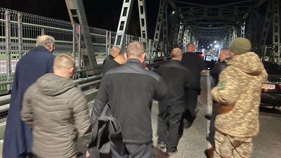 До України повернули сімох інкасаторів “Ощадбанку”, яких затримали в Угорщині