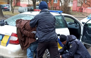 У Львові чоловік намагався проковтнути пакет з наркотиками (фото)