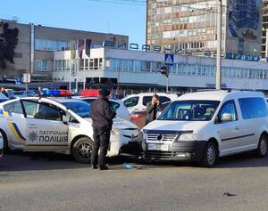 У Львові сталася ДТП, з участю поліцейського автомобіля (фото)