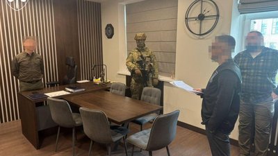 Два посадовці СБУ вимагали від підприємця понад 600 тис. доларів США