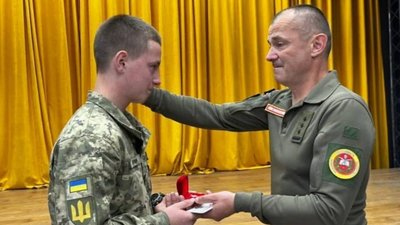 Сину загиблої захисниці з Сокальщини вручили кулон-оберіг “Батьківське серце”