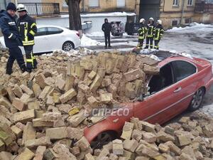 У Києві обвалилася стіна, пошкоджено дві автівки (фото)