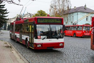 В обласних центрах заходу України почали приймати рішення про зупинку громадського транспорту під час тривоги