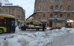 На одній з вулиць Львова евакуюють припарковані авто, змінили рух тролейбусів (фото)