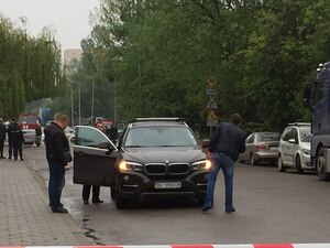 Поліцейські взяли під варту чоловіка, який підклав вибухівку під «БМВ Х6» (відео)