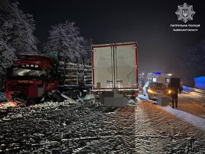 На Львівщині зіткнулися дві вантажівки і легковик: є потерпілі 