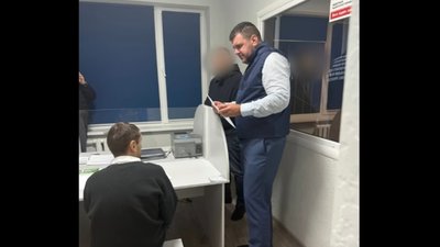 На Київщині чоловік здійснив напад на 16-річну дівчину та поранив при цьому чоловіка