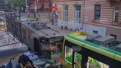З'явилося відео, як у Львові трамвай їхав по бруківці (ВІДЕО)