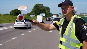 На Львівщині щодоби до поліції надходить більше тисячі звернень щодо підозрілих осіб на території області