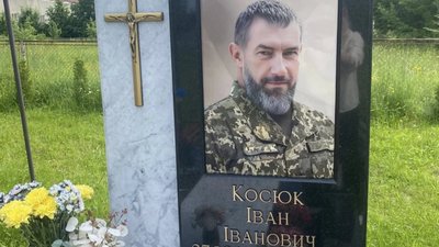 На Прикарпатті невідомі викрали з могил захисників медалі