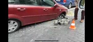 У Львові на вулиці Листопадового Чину провалився автомобіль (фото, відео)