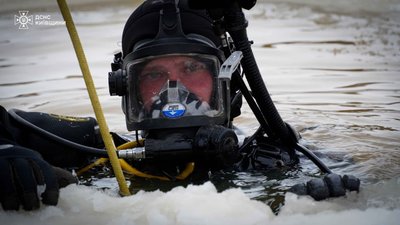 На Київщині понад тиждень шукають водія автомобіля, який провалився під кригу (ФОТО)