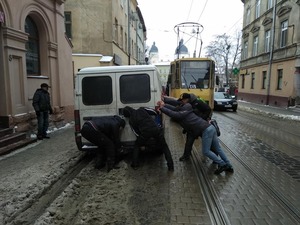 Власними пасажирськими силами: евакуація неправильно припаркованих авто по-львівськи (фото)