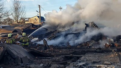 На Львівщині рятувальники ліквідовують наслідки ракетного обстрілу