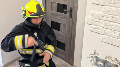 У Львові дворічна дівчинка замкнулась у ванній кімнаті