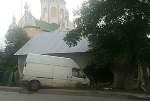 На Львівщині водій мікроавтобусу розтрощив стіну будинку (фото)