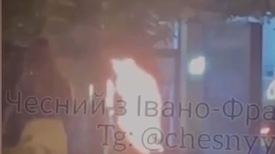 У центрі Івано-Франківська чоловік підпалив себе: в якому він стані