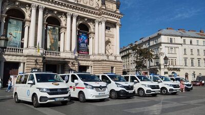 У Львові бельгійські та українські благодійники передали шість реанімобілів для ЗСУ