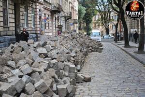 Бруківку зняли, ніби ще не вкрали: як проходить ремонт вулиці Бандери (фото, відео)